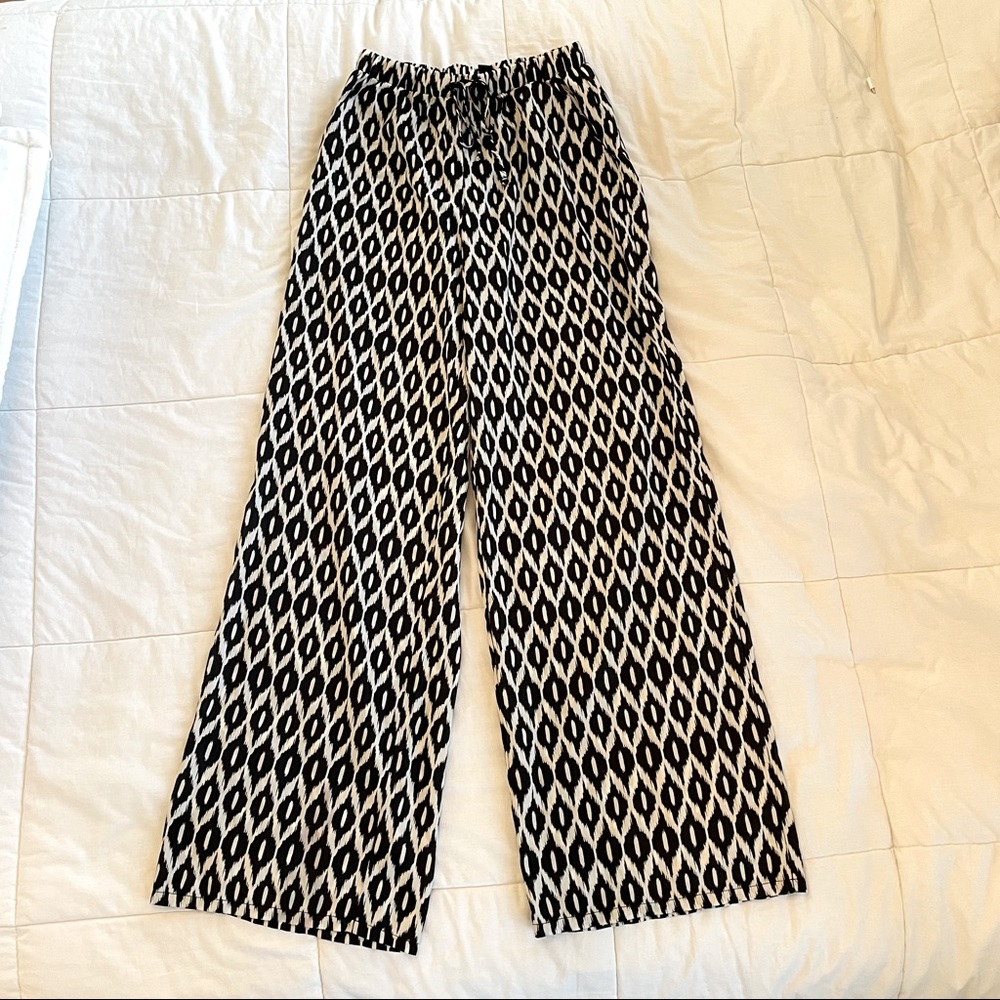 FOREVER 21 WIDE LEG FLOWY PATTERNED PANTS